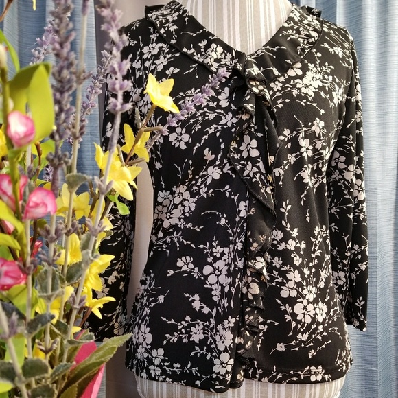 🌻🌺🌻VAN HEUSEN FLORAL RUFFLE BLOUSE!! - Picture 3 of 5
